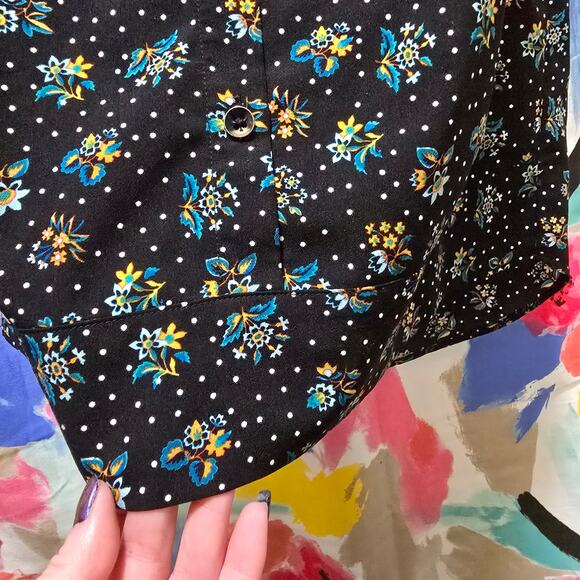 Cabi adorable black ditsy floral sleevless collared button down top small - Picture 4 of 10